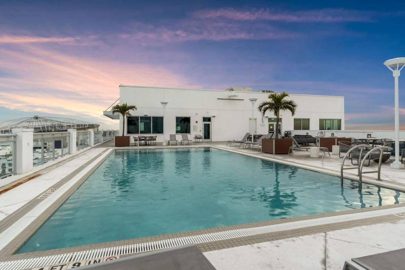 Modern 2 Bed Getaway Steps From Tropicana Field سانت بطرسبرج المظهر الخارجي الصورة