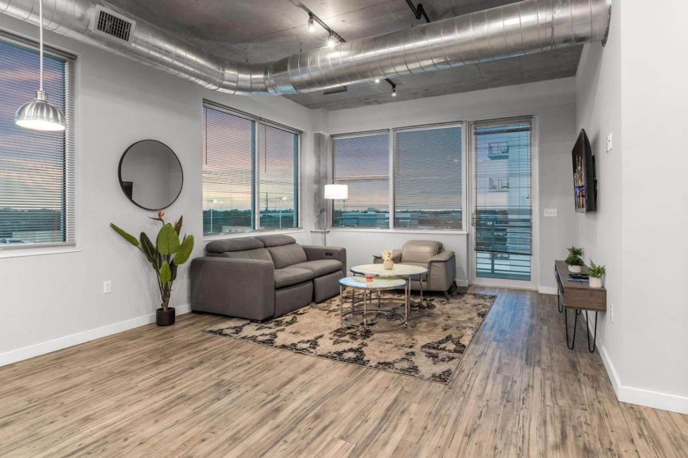 Modern 2 Bed Getaway Steps From Tropicana Field سانت بطرسبرج المظهر الخارجي الصورة