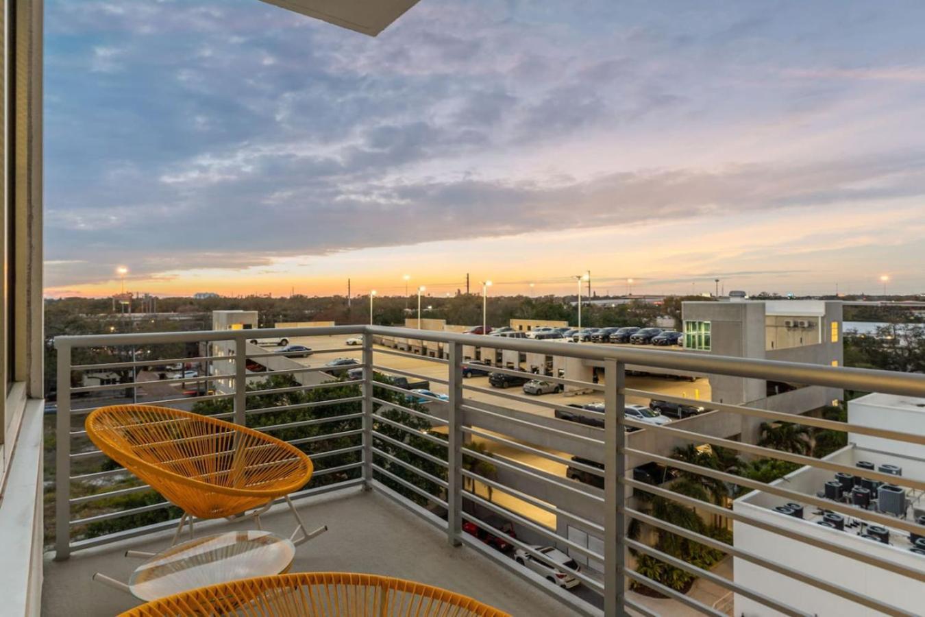 Modern 2 Bed Getaway Steps From Tropicana Field سانت بطرسبرج المظهر الخارجي الصورة