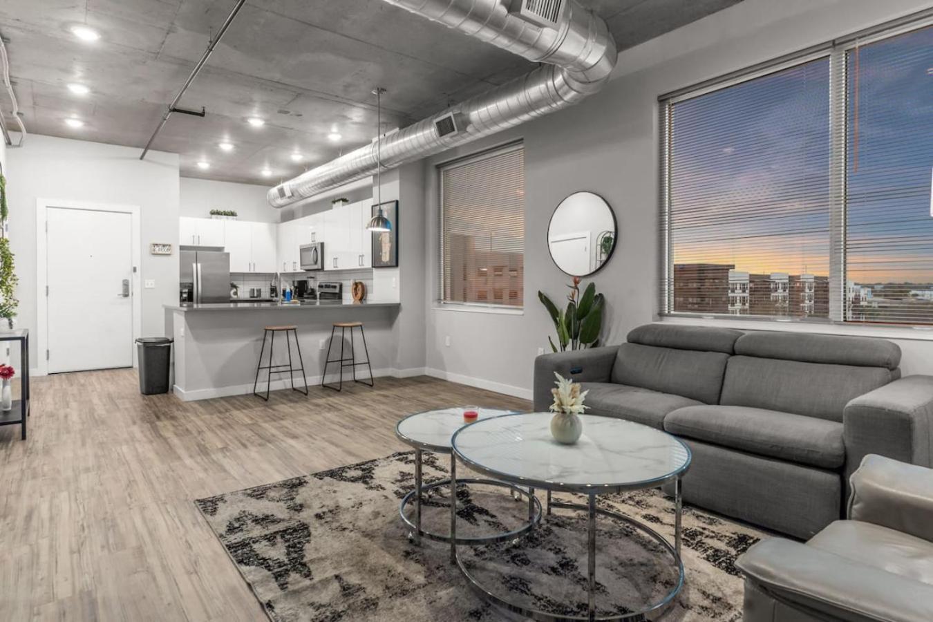Modern 2 Bed Getaway Steps From Tropicana Field سانت بطرسبرج المظهر الخارجي الصورة